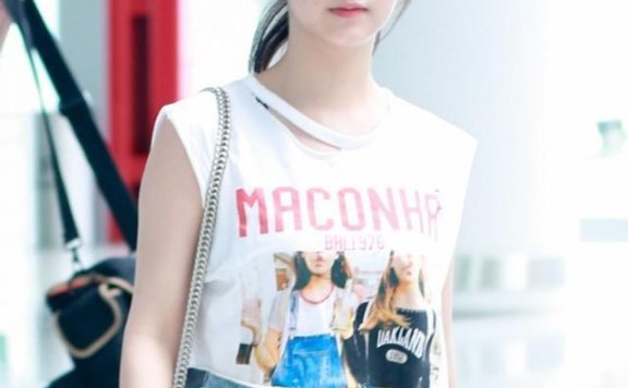 谭松韵穿BM风短上衣配牛仔短裤,高扎丸子头像高中生