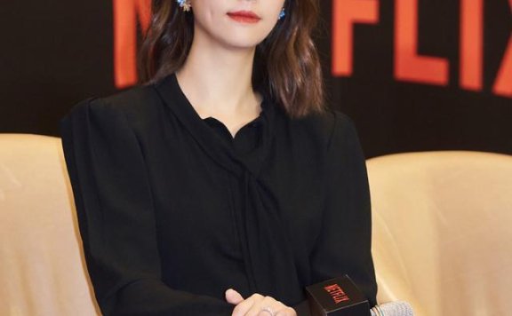 林心如穿垫肩黑裙气场强大，真有“阔太范”