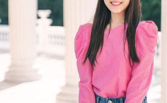 李兰迪暴瘦后穿玫红T恤配牛仔裤甜美减龄,妥妥少女风