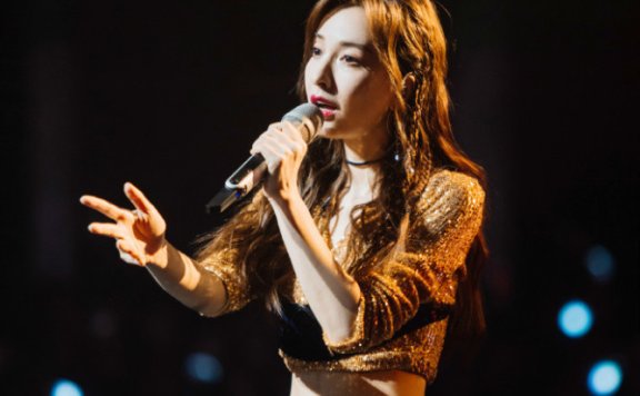 吴昕“泳裤”造型也敢搬上浪姐舞台，瘦身后“飘”了