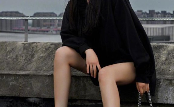 阚清子黑色宽松上衣玩起下身失踪,品牌包包时髦吸睛