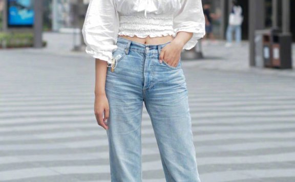 有怀旧风格的直筒牛仔裤搭配小白鞋,青春气息尽显