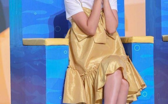 朱丹穿宽松黄裙孕相明显,不过却依旧时髦