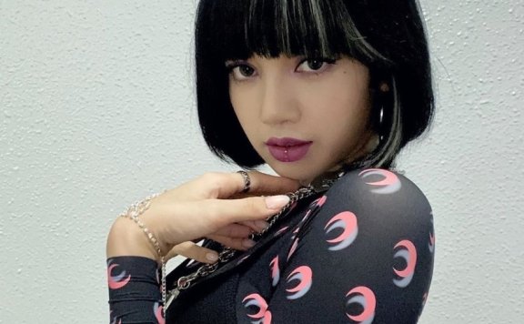JENNIE鲶鱼精造型再次上线,智秀非穿小码裤,四人同框露真实腿围