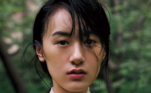 袁冰妍穿淡黄色层叠长裙配山茶花,优雅还高级