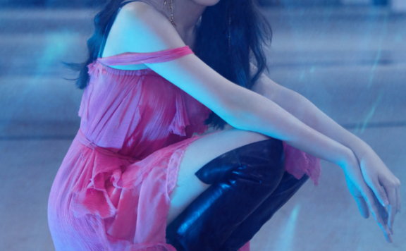 被说是“最丑林黛玉”的她,拿长靴秀腿穿成了堆堆靴