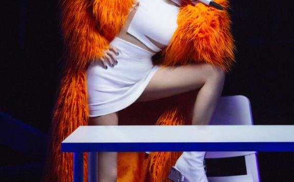 张雨绮穿透视拼接裙配橙色皮草,脚蹬椅子上性感又霸气