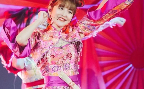 金莎甜美国风造型太抢眼,粉色旗袍勾勒好身材,还是那个甜妹