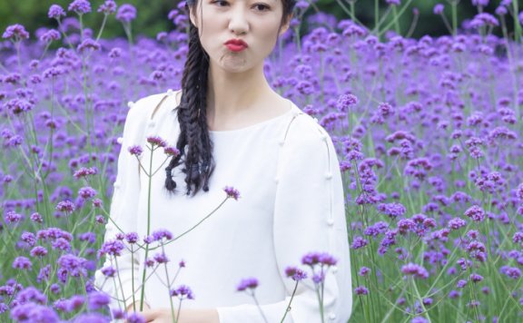 韩雪一身蓝白造型配麻花辫,回到18岁少女状态卖萌也不违和