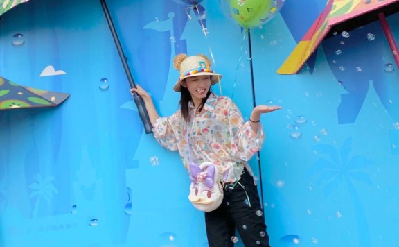 孟美岐穿印花衬衫戴草帽,同框宋妍霏坐姿好乖巧