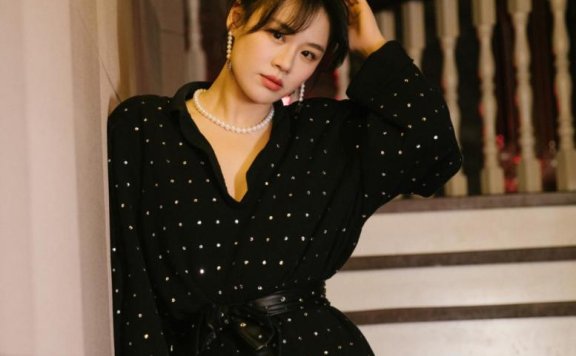 马思纯穿黑色连衣裙低调吸睛，精神饱满状态佳