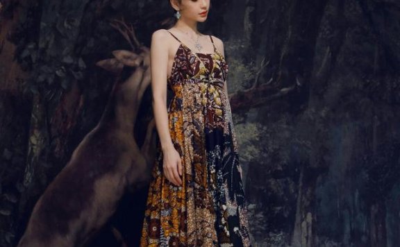 BABY这气质真好！穿1万2碎花裙秀锁骨被胸前大钻石抢镜