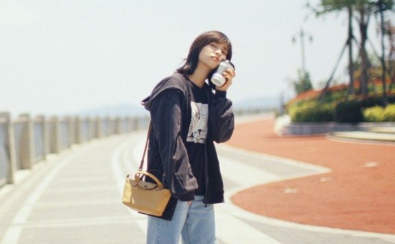 沈月连帽衫牛仔裤穿成55分,配“初恋脸”清纯又少女