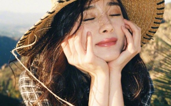杨幂赵丽颖草帽都能戴出少女感，想不服气都不行