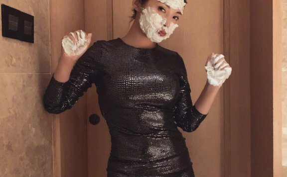 徐冬冬穿紧身亮片裙勒出满满的褶痕,这紧绷感看服了