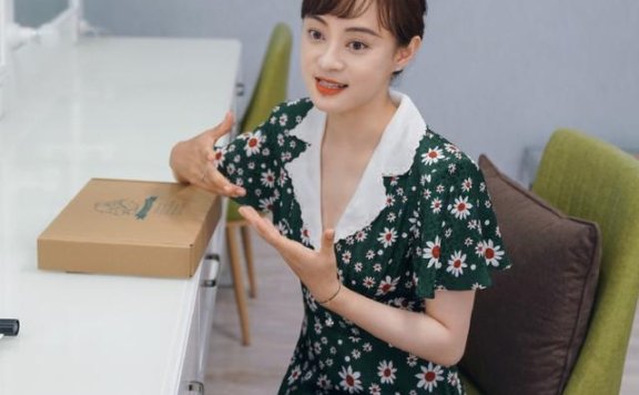 “短发潮”OUT了，她们又悄悄留起了长发，美到犯规