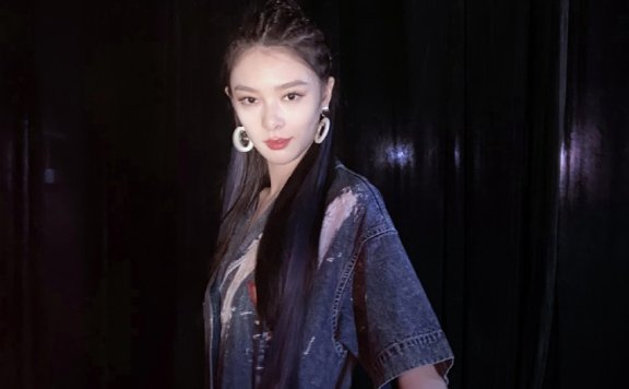 傅菁牛仔连体裤配短靴，拉长双腿比例帅气十足