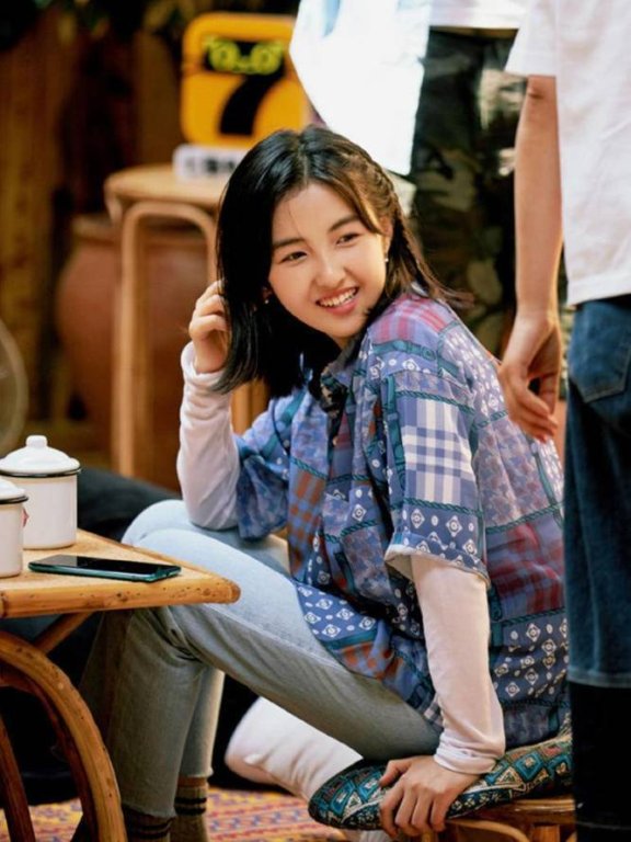 张子枫不扮成熟不装可爱,造型自然穿出了最舒服的高级感