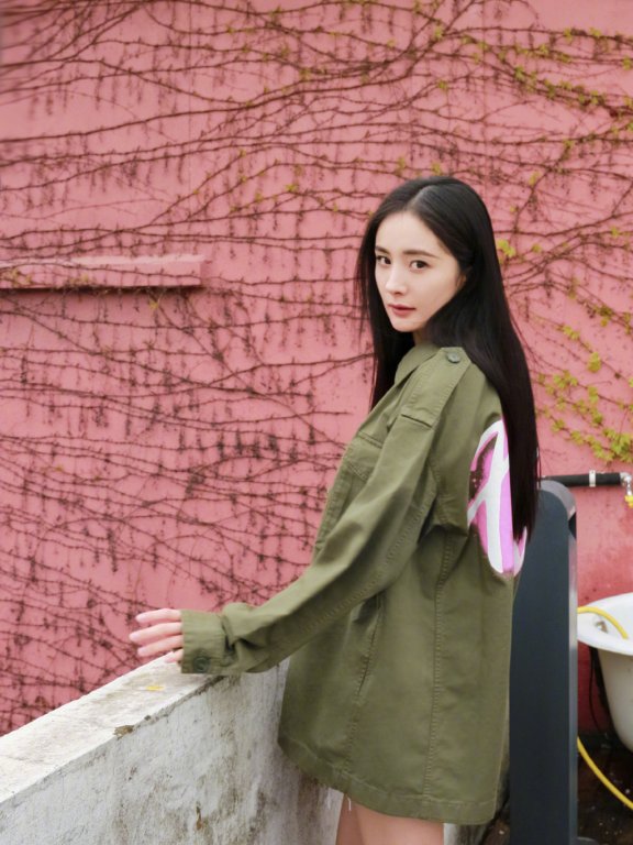 杨幂工装甜酷造型写真图片