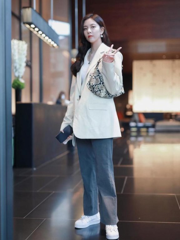 宋妍霏才是时尚IT GIRL,穿OVERSIZE西装挂个腋下包洋气十足
