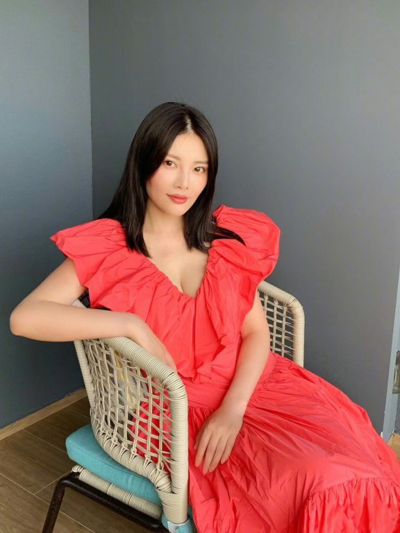 徐冬冬私服照一身红裙超显嫩,网友:像一个熟透的桃子