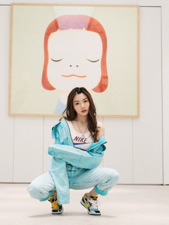 程晓玥穿背心配蓝色牛仔衣,清新帅气太有女王范