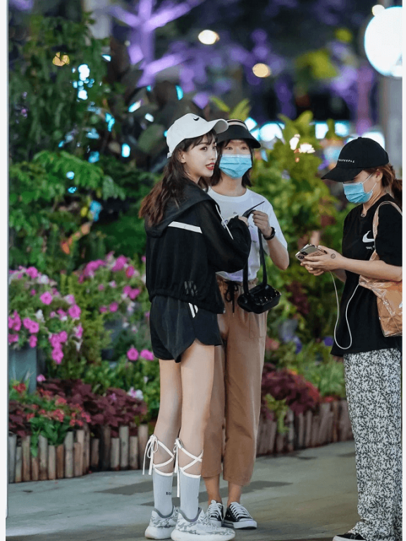 个性袜子流行成风?00后的小姐姐已经开始鼓捣自己的袜子了