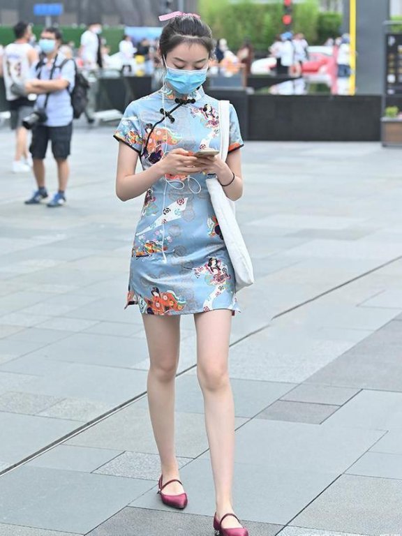 国内街拍:街头女生实力示范旗袍裙美装,气质真好