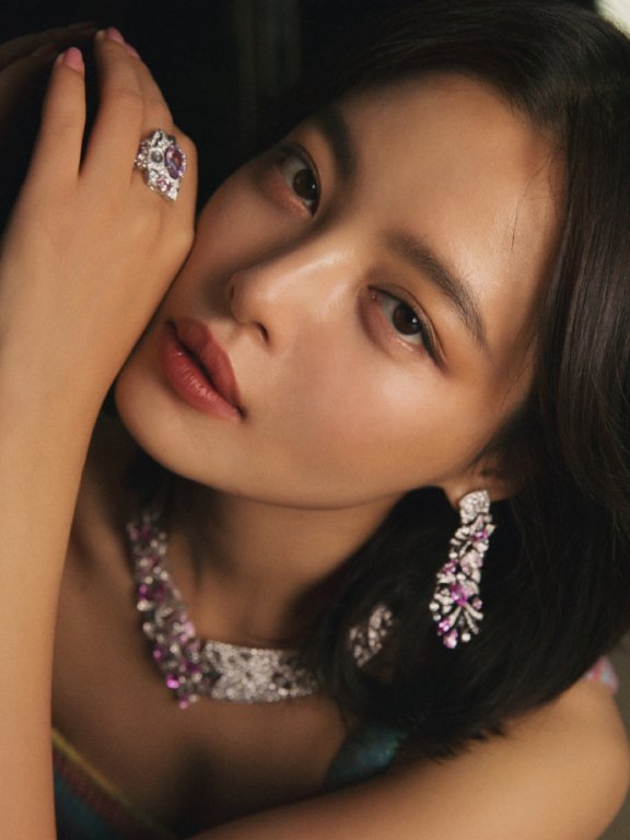 辛芷蕾穿针织背带装戴紫宝石首饰,气质有如开挂