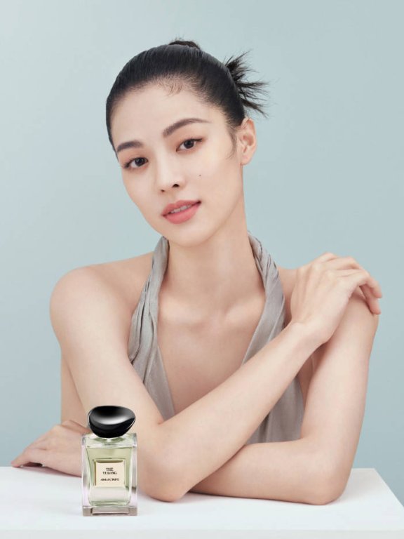 钟楚曦大V领挂脖上衣配轻纱裙,自信秀出美背太心动