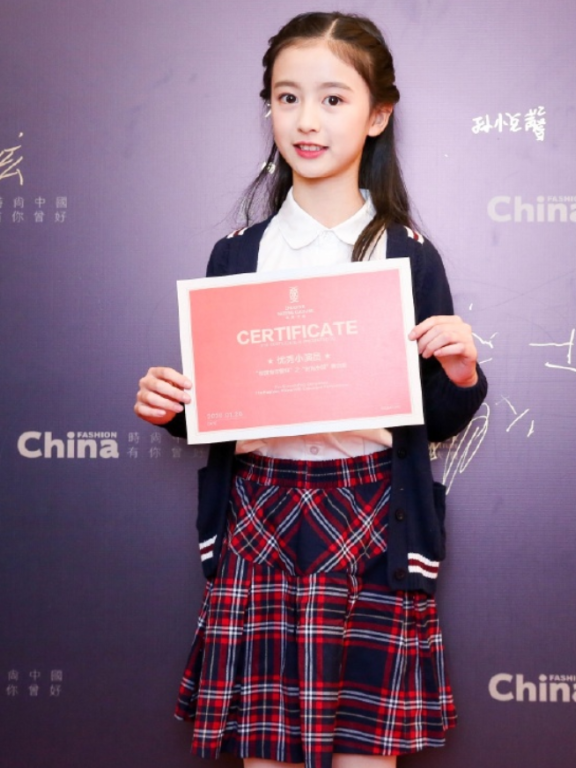 裴佳欣不愧是最美童星,10岁就会穿“石灰袜”秀腿,潮到飞起