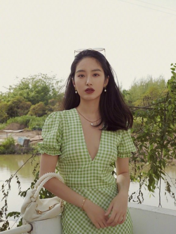 杨采钰法式风情浓郁,清纯可人的优雅女子