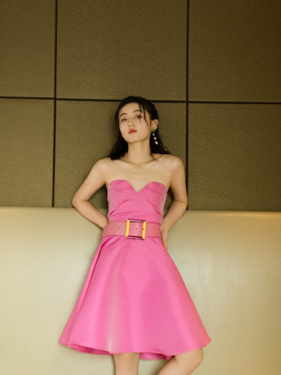 张子枫粉裙甜美写真图片