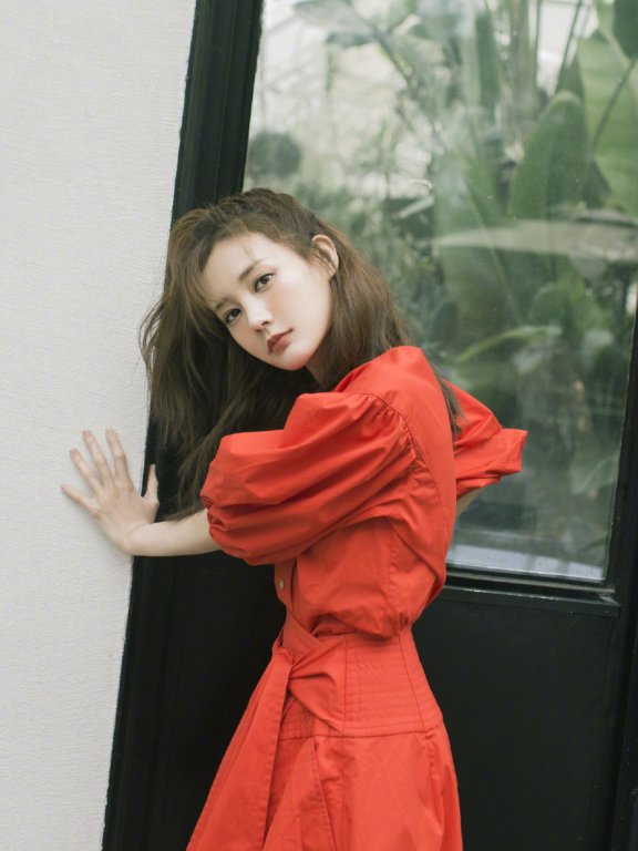 李一桐红色长裙俏皮写真图片