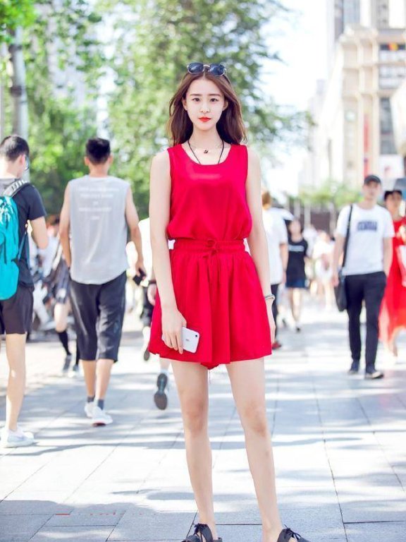 国内街拍：夏季街头流行“西瓜红”，热情时髦还吸睛
