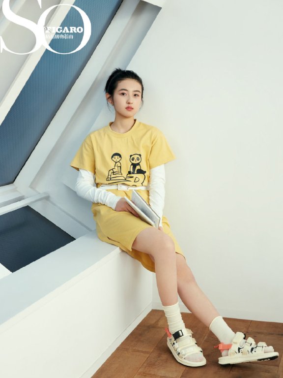 张子枫休闲时尚封面写真图片