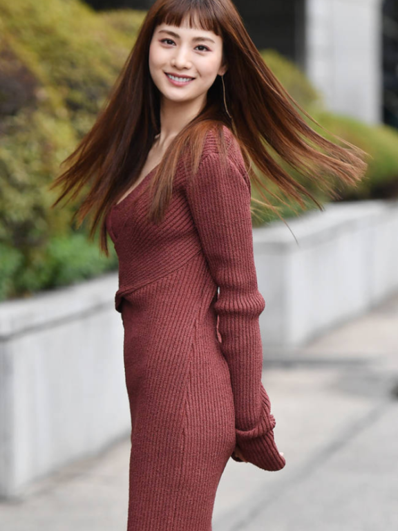 林珍娜拿“狗啃刘海搭针织裙”,美到认不出
