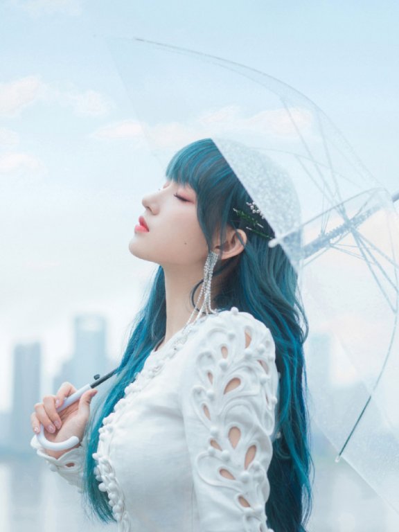 程潇穿纯白色浮雕镂空套装配蓝色长发,美成“撕漫少女”