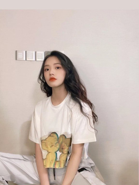 林允社交平台晒照片,穿简约T恤低调简单又甜美俏皮