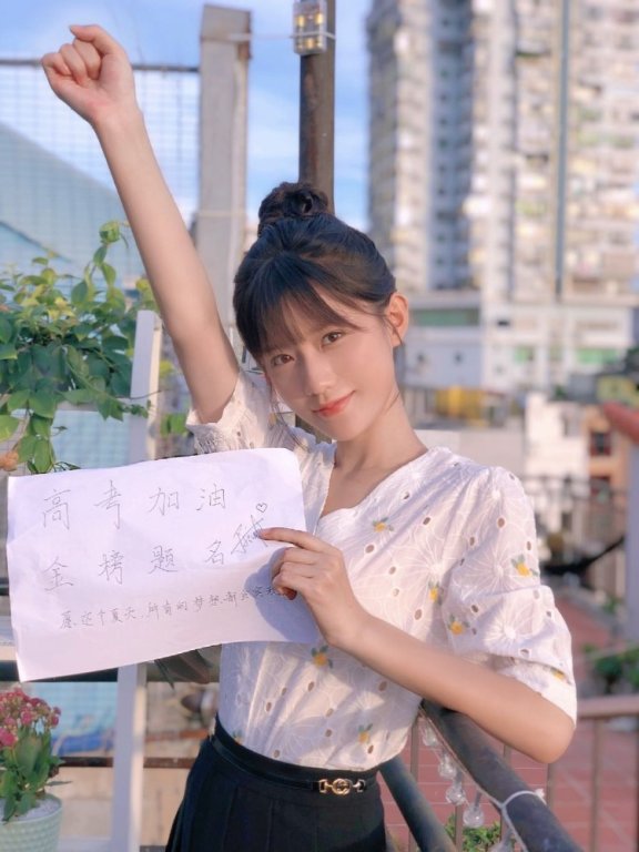 陈意涵白色上衣绣上小黄花,配丸子头甜到心里了