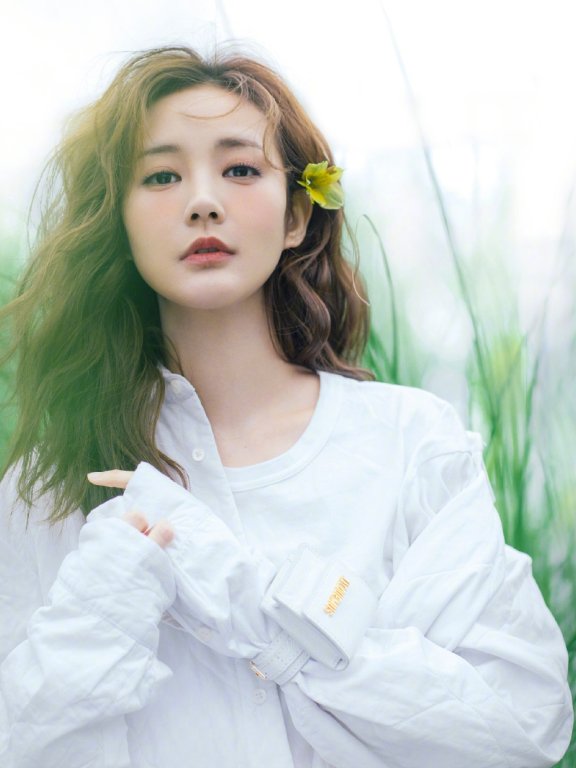 李一桐清爽白衬衫写真图片