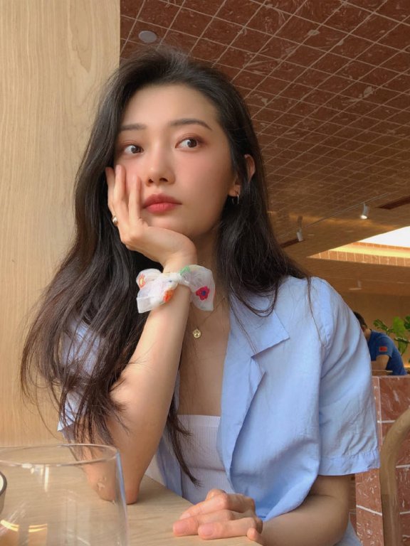 田依桐蓝色衬衫半截裤,清新中透着少女感