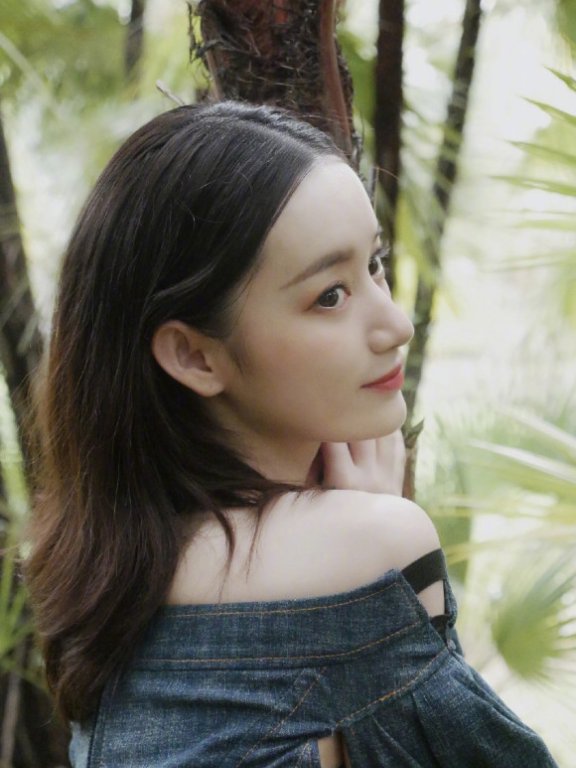 郭晓婷穿露脐装配百褶裙,“蚂蚁腰”太性感