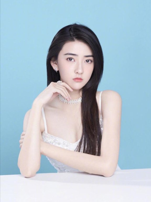 梁洁白色吊带连衣裙宛若优雅女神,完美身材惹人羡慕