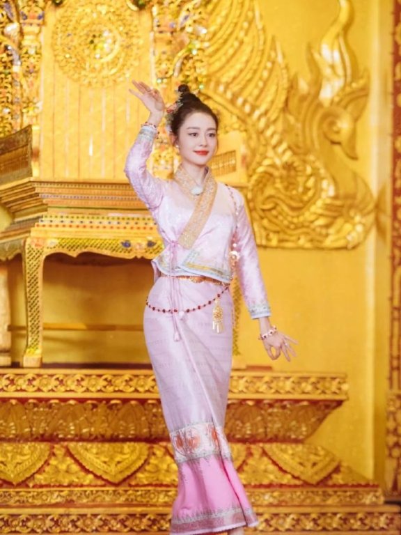 吉娜化身傣族姑娘太娇俏!穿粉色民族衣秀“3D”身材楚楚动人