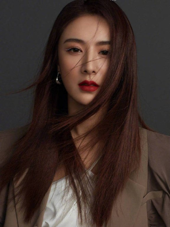 薇娅靠女王脸登大片!剪“手残刘海”真飒
