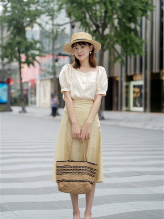 国内街拍:今年流行“短上衣搭配半身裙”,时髦显高又洋气!