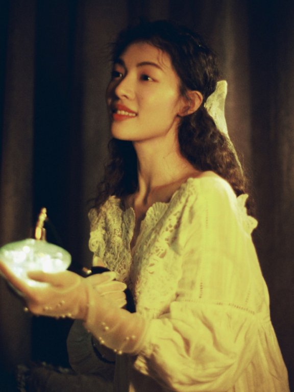 钟楚曦穿灯笼袖连衣裙配珍珠头纱,光影下美成新娘