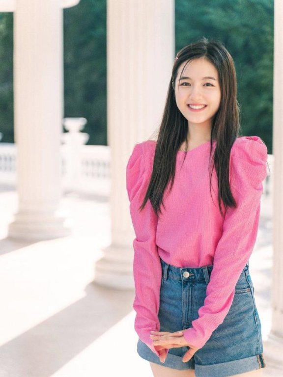 李兰迪暴瘦后穿玫红T恤配牛仔裤甜美减龄,妥妥少女风