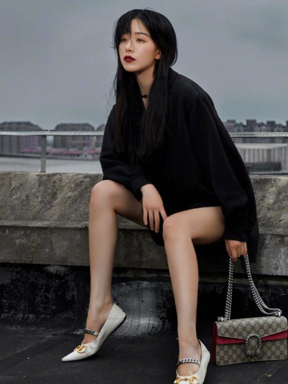 阚清子黑色宽松上衣玩起下身失踪,品牌包包时髦吸睛